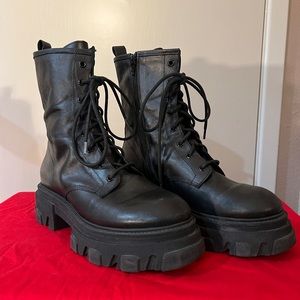 L'INTERVALLE Black Combat Boots